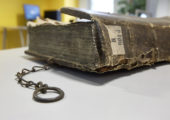 Altes Buch mit Kette