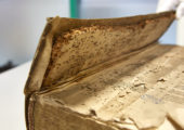 Altes Buch bereit für die Restaurierung